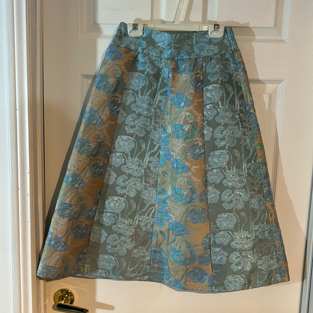 NWT Femi9 Besutiful blue and beige brocade skirt in an xsmall
